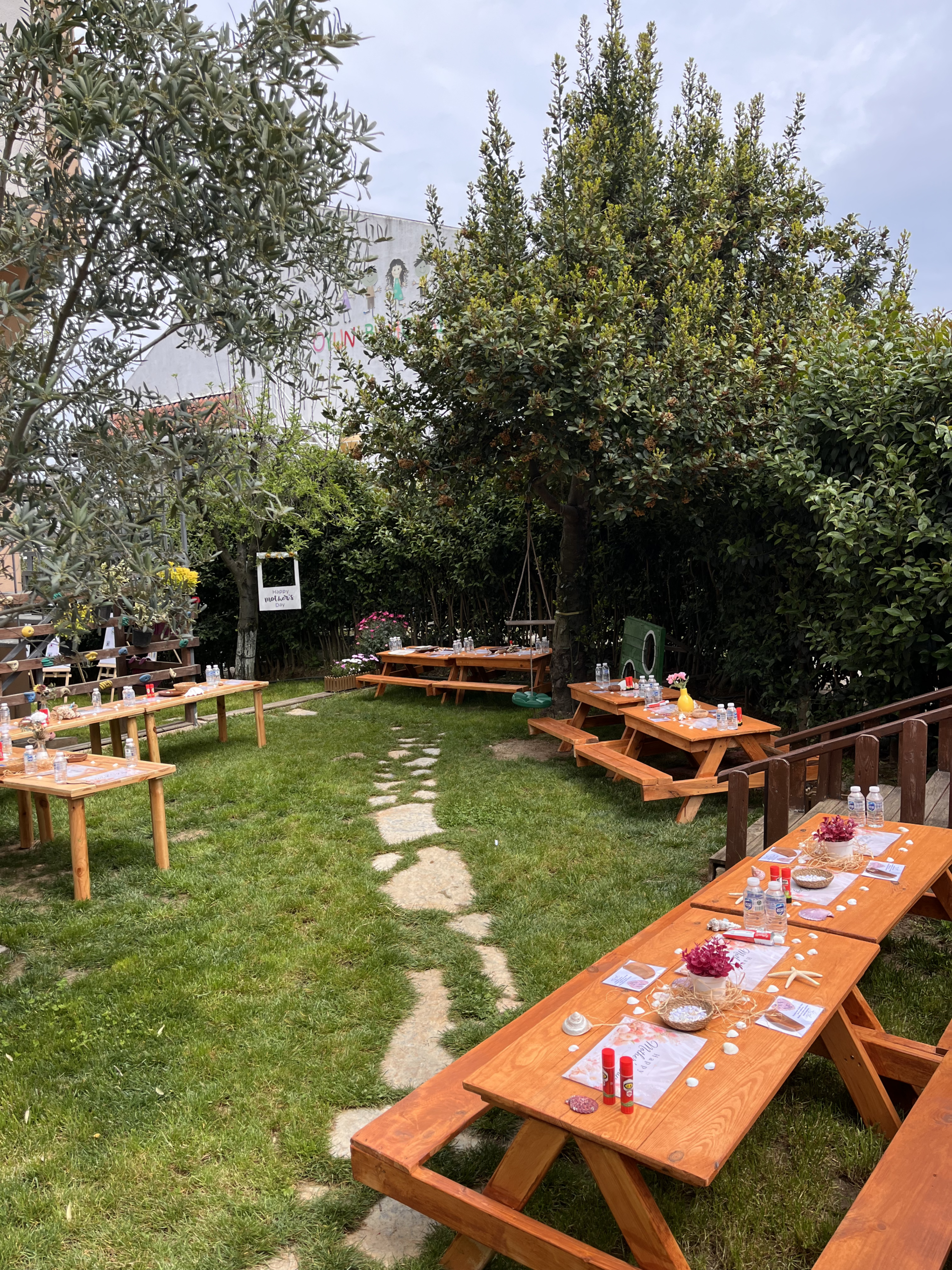 Nova Anaokulu bahçesinde doğa temelli açık hava etkinliği yapan çocuklar
